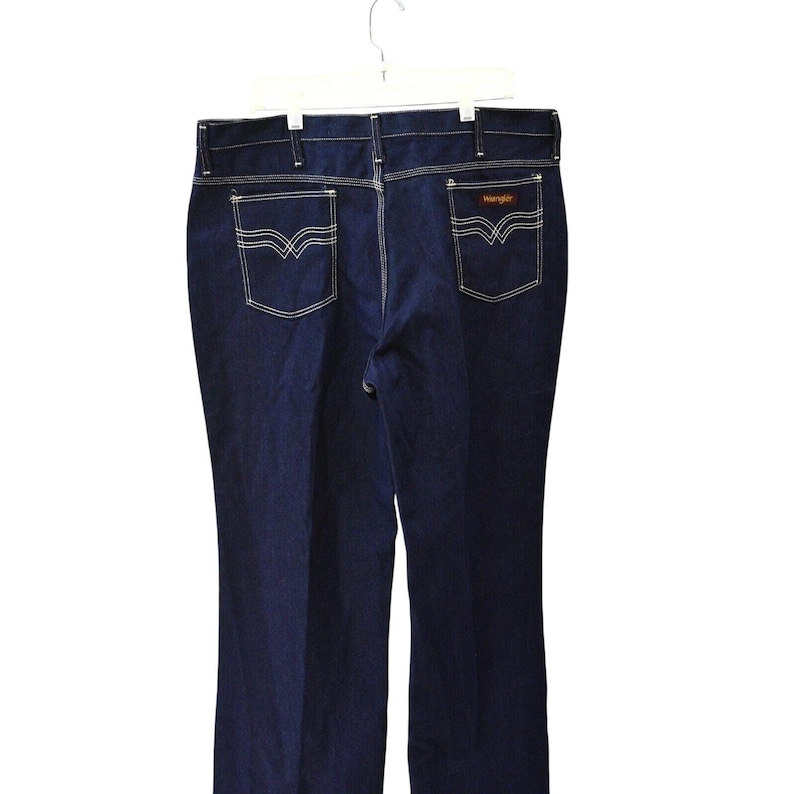 Jeans Wrangler Slim Bootcut estilo años 70 para hombre, talla 40x33, color blanco, con pespuntes minimalistas. imagen 6