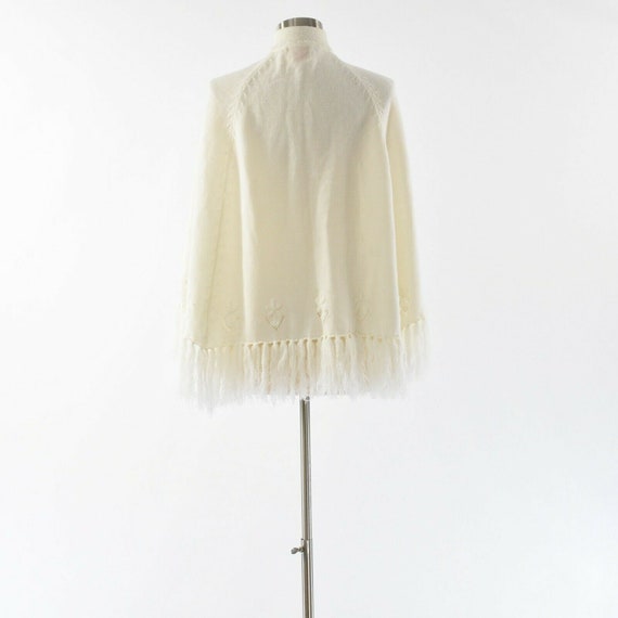 60s Vintage White Knit Embroidered Cape Fringed H… - image 8