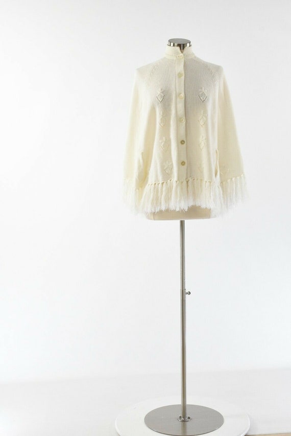 60s Vintage White Knit Embroidered Cape Fringed H… - image 2