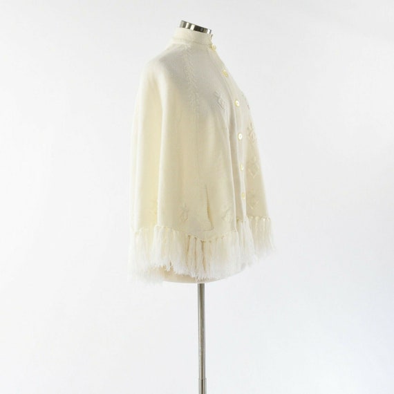 60s Vintage White Knit Embroidered Cape Fringed H… - image 6