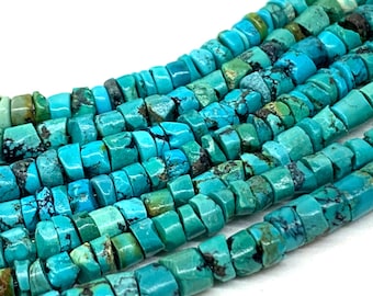 Puede incluir: Primer plano de hilos de cuentas turquesas. Las cuentas son de un color turquesa vibrante con patrones de matriz natural. Las cuentas son rectangulares y están ensartadas, ideales para la fabricación de joyas o proyectos de artesanía.