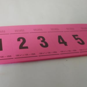 Rosa nummerierte Tickets, 120 perforierte fortlaufende Zahlen 1-120, schwarz