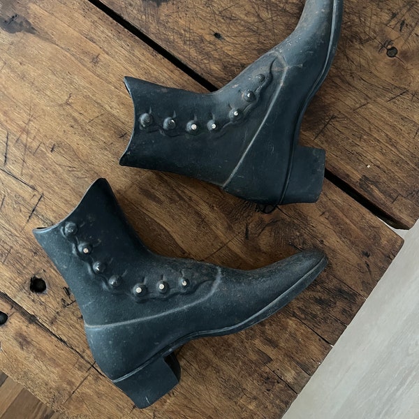 Par vintage de botas de maniquí de hierro fundido negro