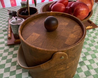 Vintage Wood Grain Ice Bucket - near perfect condition