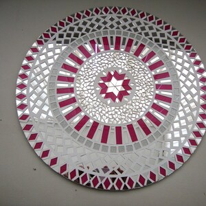 Mosaik Kunst silberfarbenes Spiegelglas, Wandbehang, 35 cm Durchmesser.