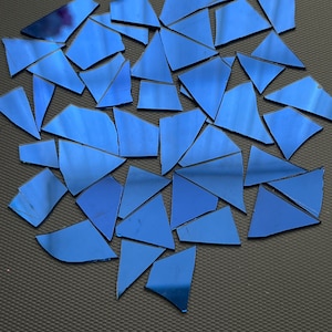Des miroirs cassés coupent de gros morceaux. Verre miroir bleu roi, 100 pièces.