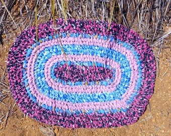 Alfombra de trapo rosa, azul y negra. Oval. ¡Lavar a máquina y secar! Cepillo de dientes Amish anudado. Cama, cocina, cuarto de niños, baño.