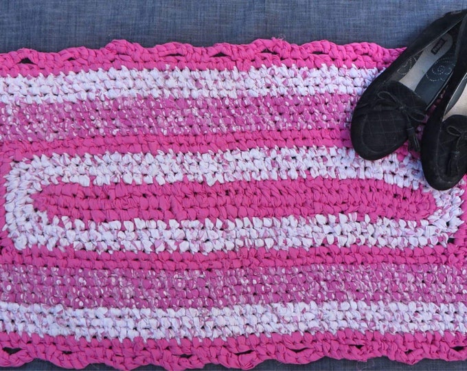 CLEARANCE Pink Oval Rag Runner Rug, Scalloped Edge. Toothbrush Knotted Amish Rag Rug. Nursery