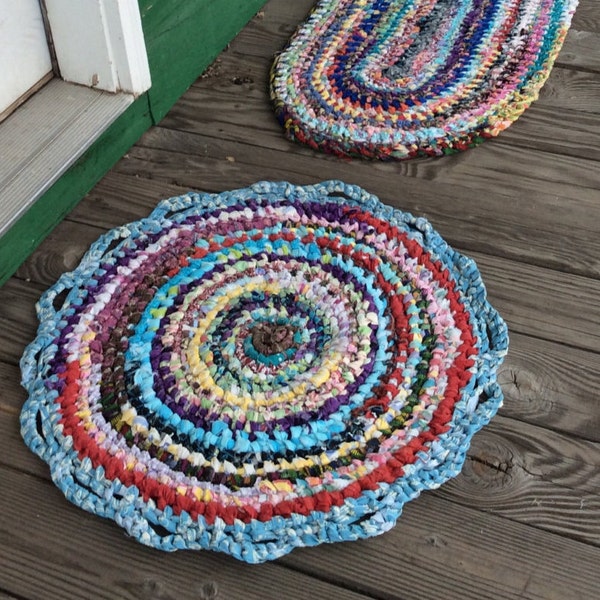 Rag Rug Toothbrush Amish Knotted 26"ROUND w/ multicolored fabrics, scalloped edge.Throw, area, entry rug. Ship disc w/oval multi-colored rug