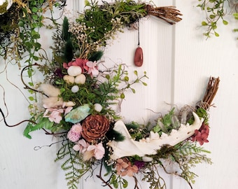 Suspension murale moussue des marais des sorcières des montagnes, décoration d'autel, couronnes de cristal de fleurs séchées, art de la nature magique, esthète de sorcière des tourbières