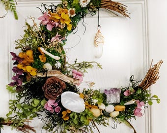 Strega di montagna, palude, muschio, arazzo da parete, ornamento per altare, arte murale della strega, ghirlande di fiori secchi e cristalli, arte magica della natura, estetica della strega della palude