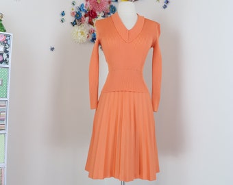 1960s Vintage Peach Knit Dress - Pleated - Long Sleeve - Full skirt - Size Small/Medium - Mad Men - Day Dress - Lismeran