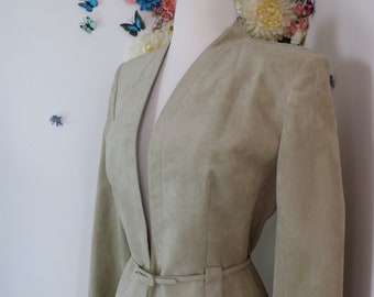 Conjunto de saia e blazer vintage em camurça sintética da IRVING SAMUEL, na cor taupe, estilo outono/inverno, em tecido ultra camurça - Tamanhos P/M