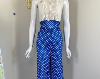 70-tals JC PENNY Jumpsuit med halterneck, prickig, vida ben, volanger och disco-sommarjumpsuit XS