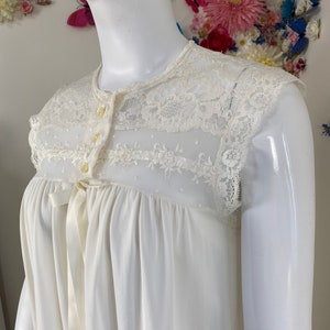 vintage Baby Doll chemise de nuit des années 60 et 70, lingerie déshabillé Peignoir blanc cassé robe de nuit noeud et bordure en dentelle vêtements de nuit vêtements de détente - Med
