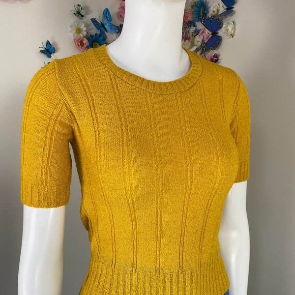 70s Golden Yellow Summer Sweater - Vintage 1970s Textured Ribbed Acrylic Short Sleeve Spring Pullover Jumper - XS/S