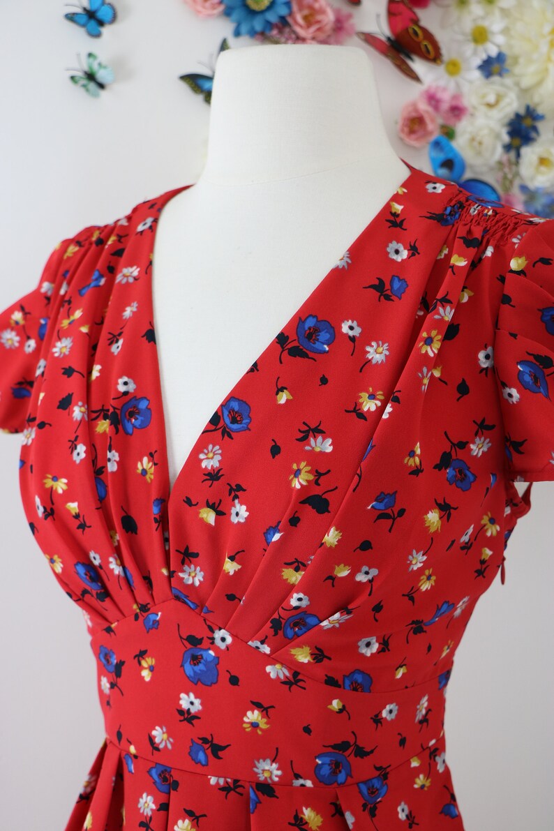 Empire Waist 1940s Inspired Red Dress SM 28 Waist Ruched Shoulders Gathered Neckline /& Sleeves Floral