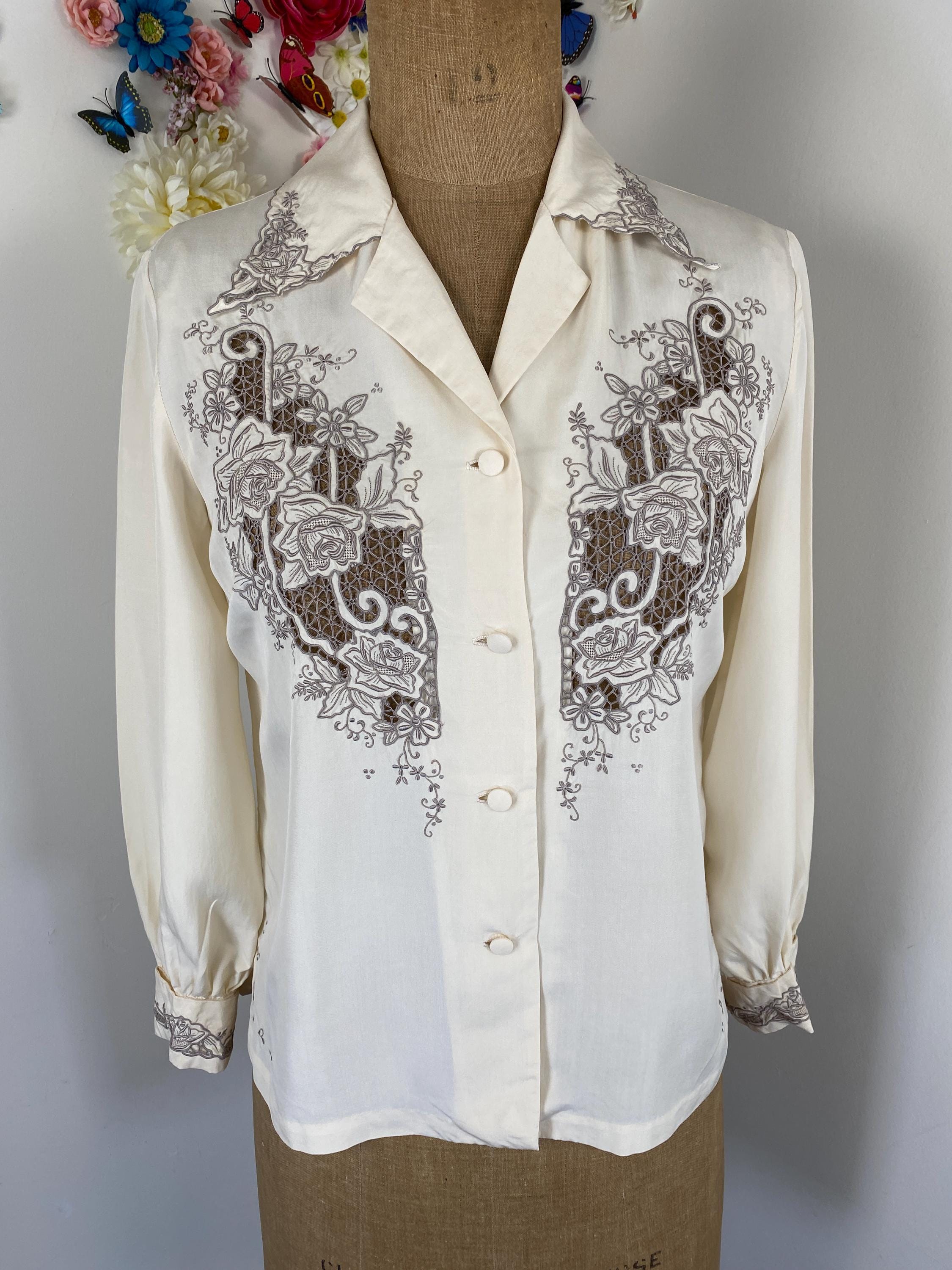 VINTAGE(ヴィンテージ) 70's round collar flower embroidery short sleeve blouse 丸襟 花刺繍 半袖 ブラウス ライトブルー vintage/Bulgaria/blouse/ブルガリア/刺繍/ブラウス | UTA5