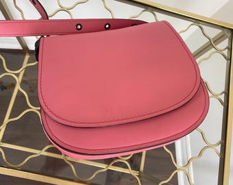 Bolsa vintage COACH em couro rosa, modelo 1941, estilo sela, transversal ou de ombro.