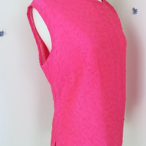 Mod 60s 70s Pink Summer Top Handmade Floral Textured Sleeveless Top Vintage 1960s 1970s Casual Blouse Shirt In Bright Pink L/XL image 4