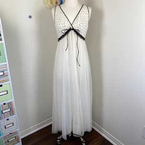 Peignoir chemise de nuit lingerie vintage des années 60 et 70 CLAIR HADDAD blanc noir brodé à pois mariage lune de miel déesse robe de nuit déshabillé S