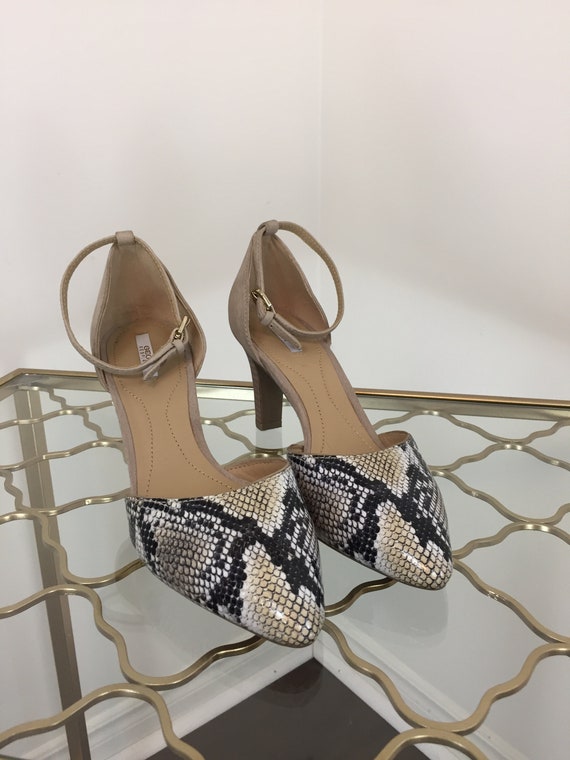 Buy GUESS Women Brown And Black Printed Honorey Peep Toe Heels - NNNOW.com