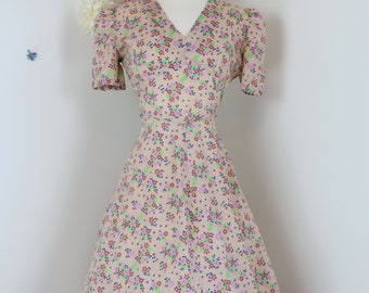 Vintage 1960s 70s Cotton Floral Day Dress - Ruffle Hem, A-Line Midi Tea Dress - Boho Prairie Dress - Tie Back - XS/S - 26" Waist
