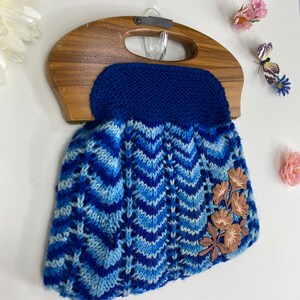 Hand Knit Wool Purse Handbag With Wood Handle Vintage 1960s 1970s Handmade Wool Embroidered Bag 60s 70s Boho Hippie Knit Granny Handbag image 4