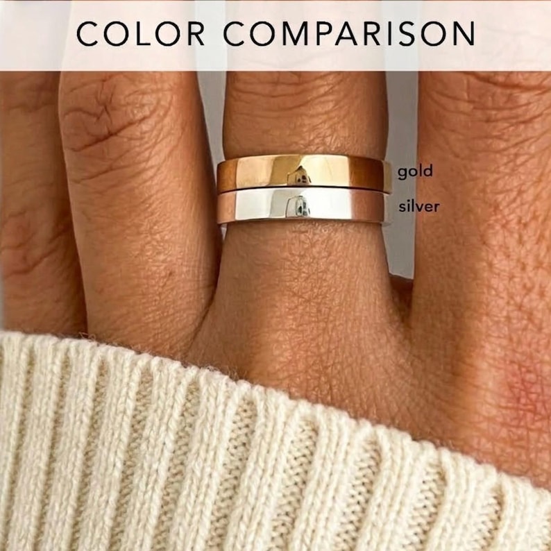 Puede incluir: Primer plano de una mano que lleva dos anillos para comparar colores. El anillo superior es dorado y el inferior es plateado. El texto "COLOR COMPARISON" est&aacute; en la parte superior de la imagen. Los textos "gold" y "silver" est&aacute;n junto a los anillos.