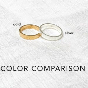 Puede incluir: Comparaci&oacute;n de color con dos anillos, uno dorado y otro plateado, uno al lado del otro. Las palabras "gold" y "silver" se utilizan para identificarlos. El texto "COLOR COMPARISON" est&aacute; en la parte inferior de la imagen.