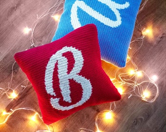 Virkat örngott med monogrammönster i PDF-mönster, kudde med bokstav