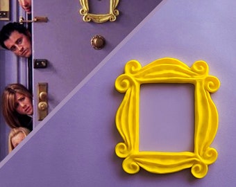 Cornice gialla dello spioncino della serie TV - Quella in cui noi - Cornice nell'appartamento di Friends - La famosa porta viola che gli amici presentano - Stampata in 3D