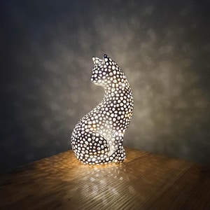 Voronoi Diagram Cat Statue with LED Lamps, Cat Figurine Shelf Decor, Cat-themed Night Light, Animal Lover Valentine Gift, Cat Mom Gift