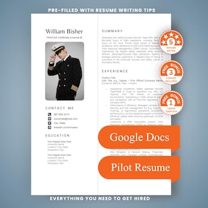 Puede incluir: Una plantilla de currículum profesional para pilotos con un diseño de dos columnas, un marcador de posición para una foto de un piloto con uniforme, secciones de contacto, educación, resumen y experiencia, junto con insignias circulares naranjas.