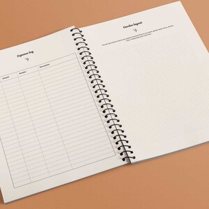 Puede incluir: Cuaderno de espiral abierto con dos p&aacute;ginas enfrentadas. La p&aacute;gina izquierda est&aacute; etiquetada como "Expense log" con columnas para fecha, cantidad, minorista y descripci&oacute;n. La p&aacute;gina derecha es "Garden layout" con una cuadr&iacute;cula punteada.