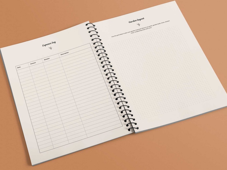 Puede incluir: Cuaderno de espiral abierto con dos p&aacute;ginas enfrentadas. La p&aacute;gina izquierda est&aacute; etiquetada como "Expense log" con columnas para fecha, cantidad, minorista y descripci&oacute;n. La p&aacute;gina derecha es "Garden layout" con una cuadr&iacute;cula punteada.