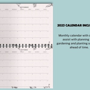 Pu&ograve; includere: Un planner in bianco e nero con un design floreale. Il planner ha due mesi, settembre e ottobre, con una griglia di calendario per ogni giorno. Il testo "2023 CALENDAR INCLUDED!" &egrave; stampato sul lato destro dell'immagine. Il testo sotto il titolo del calendario recita: "Calendario mensile con date per aiutarti a pianificare i tuoi giardini e i tuoi calendari di piantagione in anticipo."