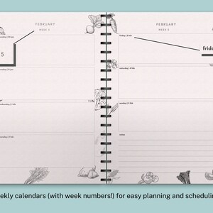 Pu&ograve; includere: Un planner settimanale con un design floreale. Il planner ha un design floreale in bianco e nero su uno sfondo rosa chiaro. Il planner &egrave; aperto alla settimana 5 di febbraio. Il planner ha una rilegatura a spirale.