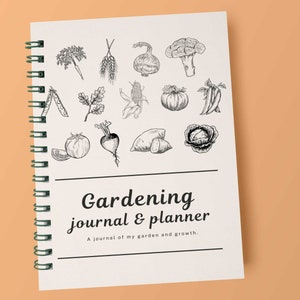 Puede incluir: Un diario y planificador de jardiner&iacute;a con espiral y cubierta crema. La cubierta presenta ilustraciones detalladas en blanco y negro de varias verduras y el texto "Gardening journal & planner". El texto de abajo dice "A journal of my garden and growth."
