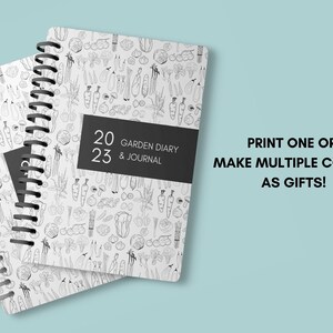 Pu&ograve; includere: Due quaderni a spirale in bianco e nero con un tema da giardino. La copertina presenta un'illustrazione in bianco e nero di varie verdure e il testo "2023 GARDEN DIARY & JOURNAL". Il testo "STAMPA UNO O FAI MOLTE COPIE COME REGALI!" &egrave; visibile sullo sfondo.
