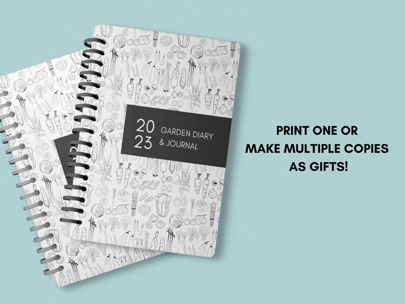 Pu&ograve; includere: Due quaderni a spirale in bianco e nero con un tema da giardino. La copertina presenta un'illustrazione in bianco e nero di varie verdure e il testo "2023 GARDEN DIARY & JOURNAL". Il testo "STAMPA UNO O FAI MOLTE COPIE COME REGALI!" &egrave; visibile sullo sfondo.