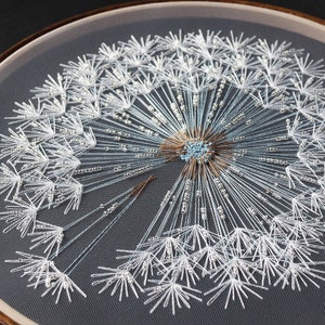 Prachtige handgeborduurde paardebloem in dauw op tule. Boheemse wanddecoratie. Handborduurkunst. Verloving, huwelijkscadeau.