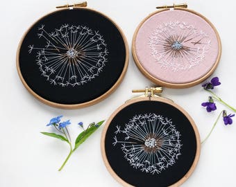 Make a Wish Dandelion Broderie Hoop Art - Demoiselle d’honneur, Cadeau de pendaison de crémaillère - Décor d’art mural botanique - Velvet Meadow - PRÊT À EXPÉDIER