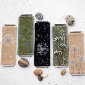 Handbroderat sammetsarmband: Blommiga textilsmycken