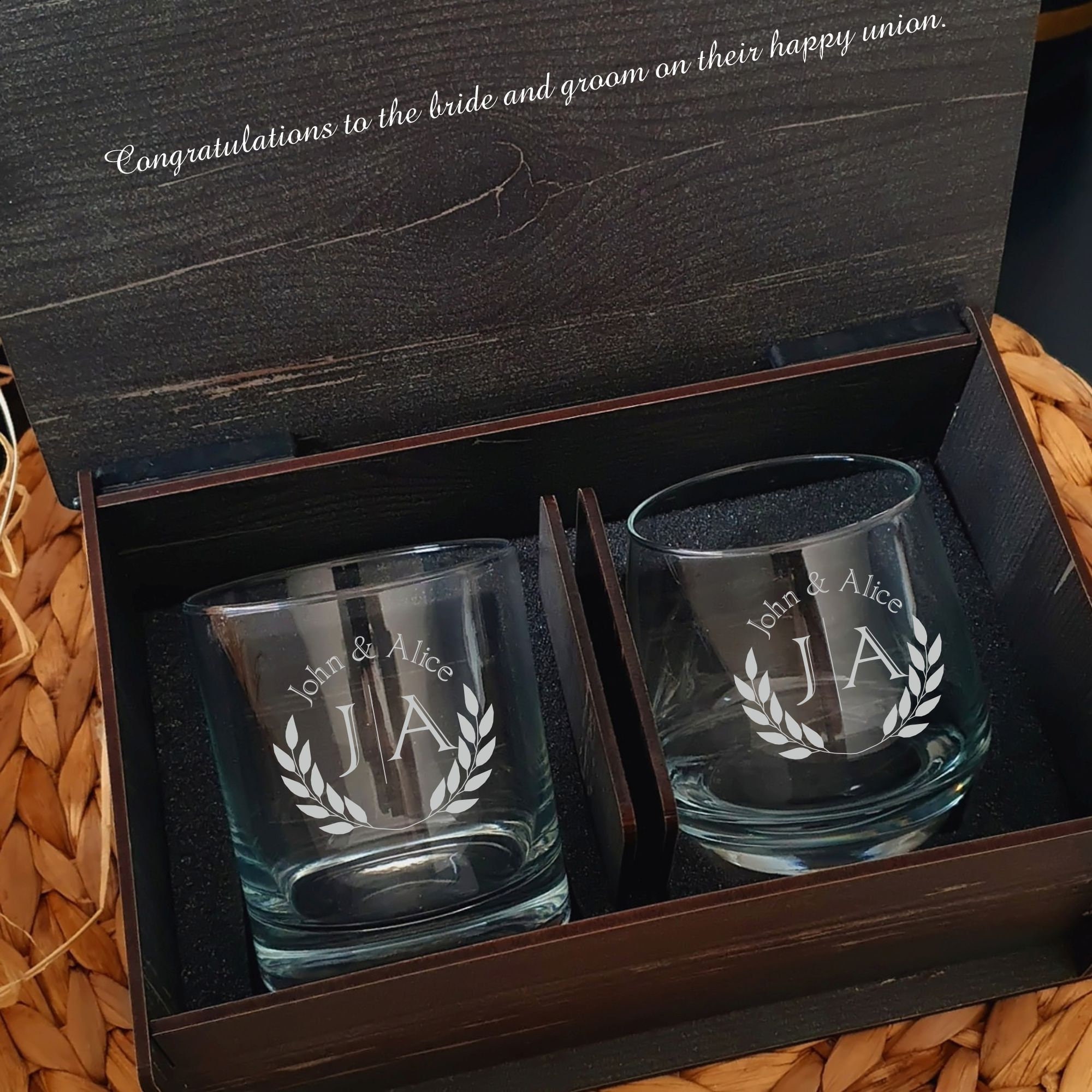Personalisiertes Whiskyglas, Weinglas und Holzuntersetzer Geschenkset, gravierte Holzgeschenkbox, Braut- und Bräutigamgläser, Hochzeitsgeschenkbox