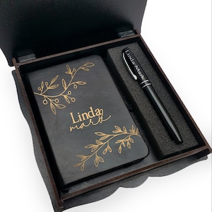 Set regalo con taccuino stampato personalizzato e penna. Confezione regalo in scatola di legno. Regalo di Natale. Idea regalo donna