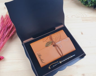 Set regalo con diario personalizzato in ecopelle, con nome inciso.