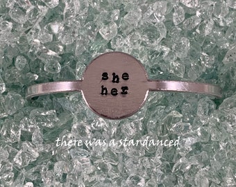 PRONOUNS - Aluminium Manschette Armband - sie/sie - er/ihm - sie/sie - oder Ihre eigenen Pronomen!