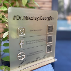 Social Media QR-Code Acrylschild, Scanable QR-Code Geschäftsschild, Multi-QR-Code-Zeichen, Benutzerdefiniertes Geschäftsschild, Schließen Sie sich mit uns an, um das Geschäft zu unterzeichnen