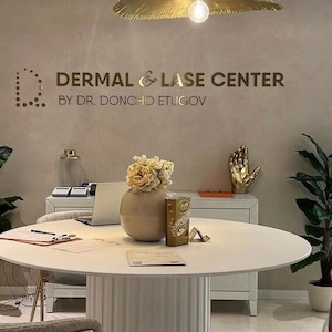 Letrero con logotipo en 3D. Letrero con logotipo para decoración de pared de oficina.